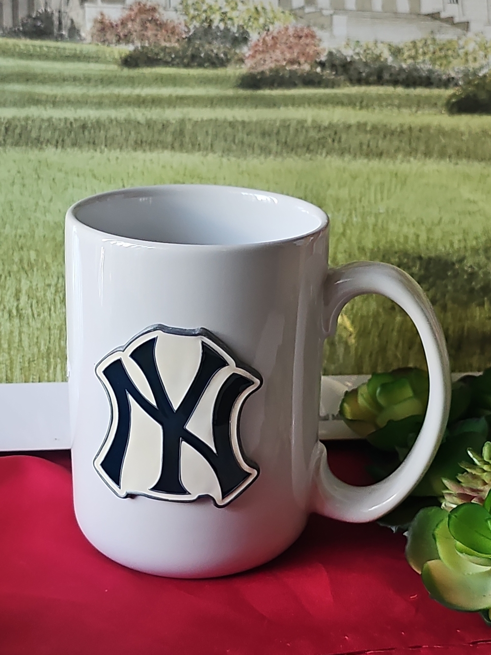 Yankees Collectible White Ceramic Mug with Navy Team Crest Accent